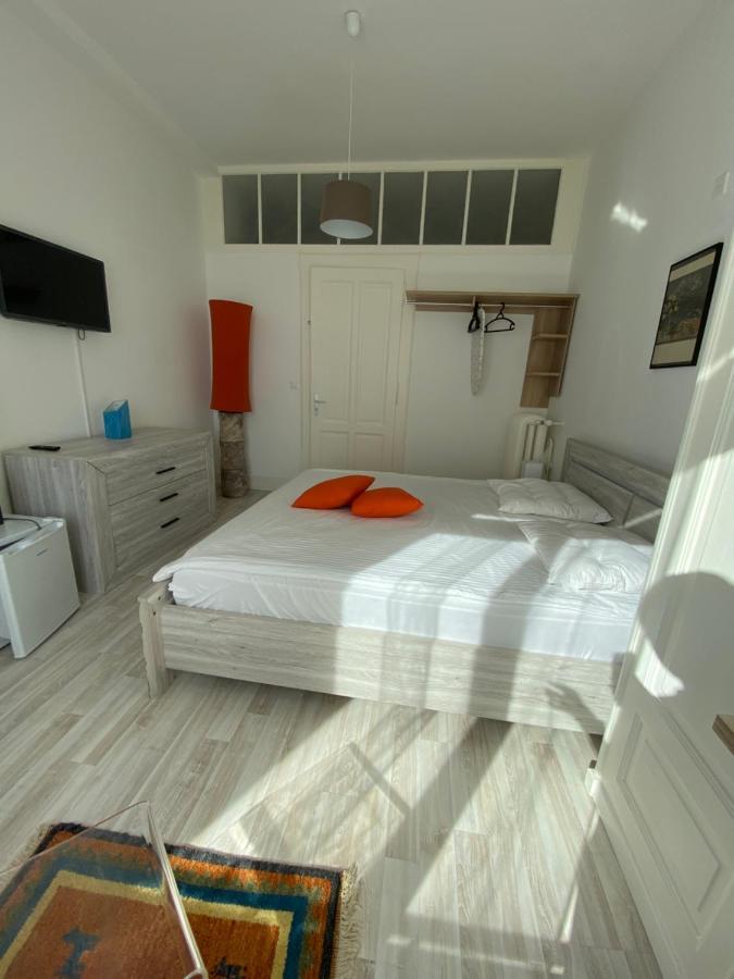 B&B Guest House Du Lac มงเทรอซ์ ภายนอก รูปภาพ